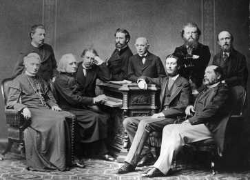 Liszt bartai krben, az l sorban balrl: Haynald Lajos bboros, kalocsai rsek, Liszt, Apponyi Albert s Kartsonyi Guid, mgttk: Huszr Imre, Szchenyi Imre, Mihalovich dn, Augusz Antal, Hans Richter karmester s Johann Nepomuk Dunkl. 1873. Kozmata Ferenc felvtele