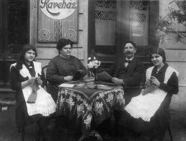 A Lusztig k�v�h�z tulajdonosa csal�dja k�r�ben, Saly No�mi tulajdona