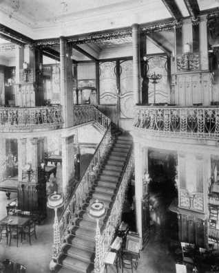 A belv�rosi k�v�h�z, Saly No�mi tulajdona