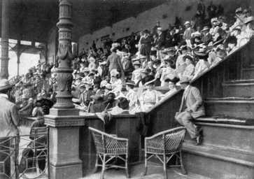 A nagytrib�n k�z�ns�ge