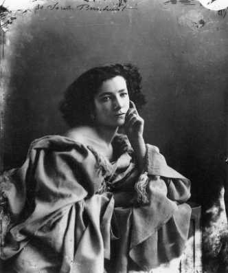 Sarah Bernhardt, 1864 k�r�l, Nadar felv�tele. Forr�s: Maria Morris Hambourg-Fran�oise Heilbrun-Philippe N�agu: Nadar. The Metropolitain Museum of Art, New York, 1995